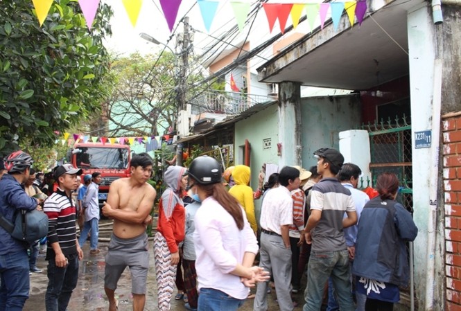 Cháy nhà trọ giữa trưa khiến cả xóm náo loạn Căn phòng trọ cháy, lửa bén sang "thiêu" cả căn nhà của chủ trọ. Ảnh: Giang Thanh