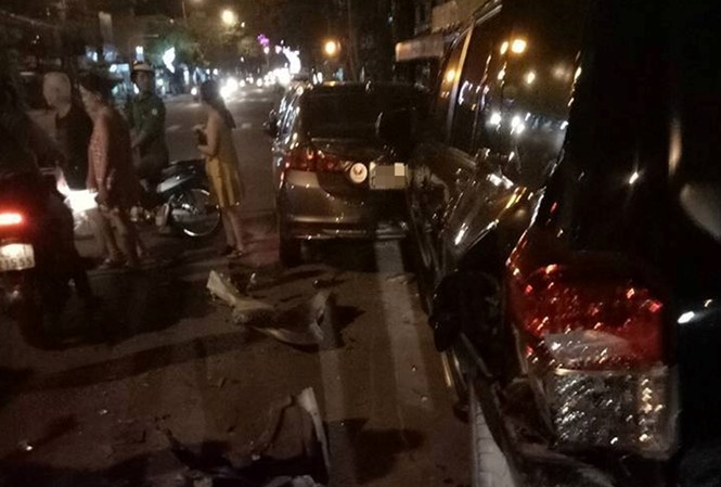 Nam thanh niên nghi 'ngáo đá' lái siêu xe gây tai nạn liên hoàn Nam thanh niên điều khiển xe ô tô BMW X6 đâm vào 4 ô tô đang đỗ bên đường gây tai nạn liên hoàn. Ảnh: FB Phuc Truong