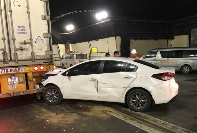 3 xe ô tô tông liên hoàn, hầm Hải Vân ùn tắc nhiều giờ Bị xe tải tô mạnh, xe ô tô mất lái đâm vào đuôi xe đầu kéo đang đi cùng chiều trong hầm Hải Vân