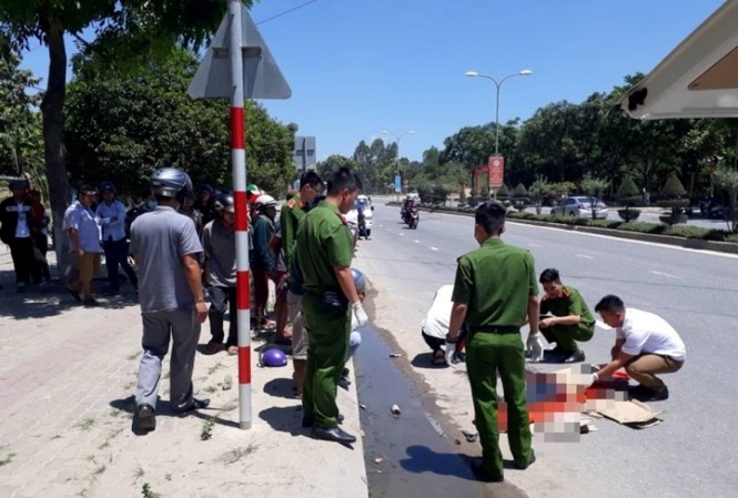 Xe máy va chạm với xe ben, bé gái 5 tuổi tử vong Vụ tai nạn giữa xe ben và xe máy khiến bé gái 5 tuổi tử vong tại chỗ