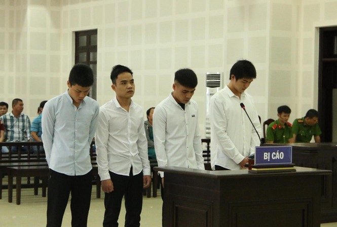 Va quẹt xe máy, hai nhóm giang hồ hỗn chiến Các bị cáo tại tòa