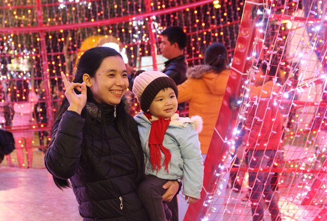 Người dân Đà Nẵng rộn ràng xuống đường đón năm mới Người dân Đà Nẵng rộn ràng xuống đường đón năm mới