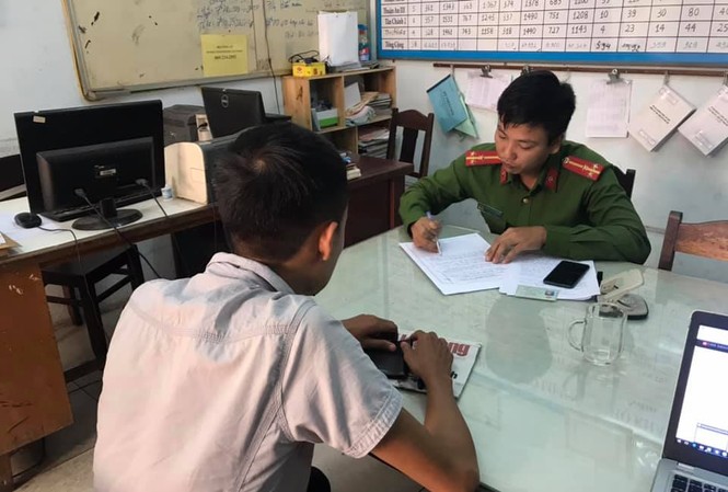 Phóng viên bị hành hung khi tác nghiệp tại hiện trường tai nạn Phóng viên Vĩnh Quyên trình báo tại Công an phường Xuân Hà (quận Liên Chiểu, Đà Nẵng) sau khi bị 1 nhóm người vây đánh khi đang tác nghiệp tại hiện trường tai nạn