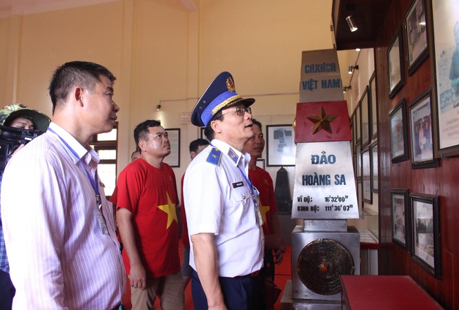 Cảnh sát biển đồng hành với ngư dân Lý Sơn Thiếu tướng Doãn Bảo Quyết, Phó Chính ủy Cảnh sát biển Việt Nam cùng các đại biểu đoàn công tác "Cảnh sát biển đồng hành với ngư dân" năm 2019 tham quan Nhà trưng bày hải đội Hoàng Sa kiêm quản Bắc Hải