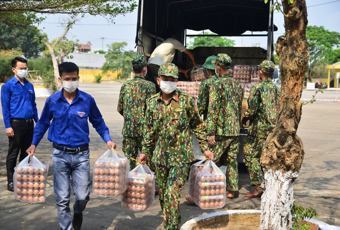 Tuổi trẻ Đà Nẵng hỗ trợ cán bộ, người dân ở khu cách ly Thành Đoàn Đà Nẵng trao tặng đồ bảo hộ và nhu yếu phẩm hỗ trợ cho các khu cách ly tập trung trên địa bàn thành phố với tổng trị giá 80 triệu đồng
