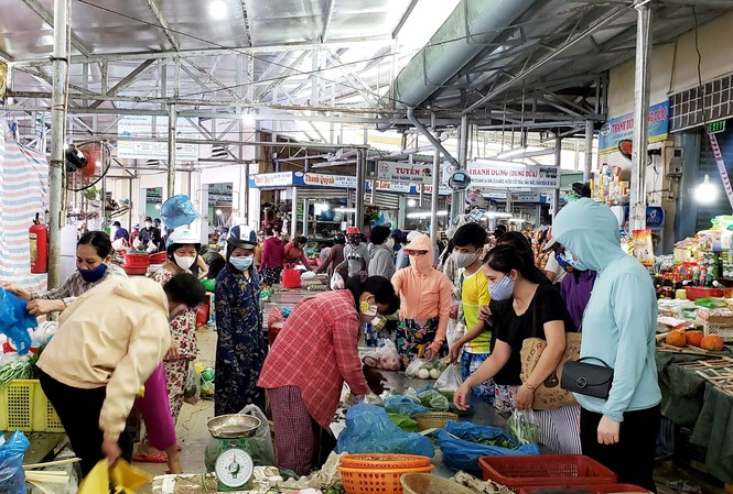 Đà Nẵng phát thẻ đi chợ, người dân 3 ngày được đi chợ 1 lần Từ ngày 12/8, người dân Đà Nẵng được phát thẻ đi chợ theo ngày chẵn – ngày lẽ. Mỗi gia đình được phát 5 phiếu đi chợ/15 ngày (cả thẻ ngày chẵn, ngày lẻ), cứ 3 ngày thì đi chợ 1 lần. Ảnh: Giang Thanh