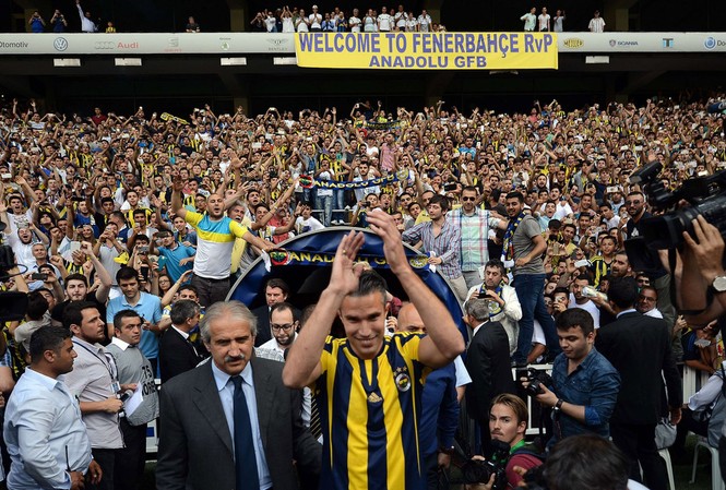 Gia nhập Fenerbahce, Van Persie nói gì về M.U? Van Persie được các CĐV Fenerbahce chào đón nồng nhiệt.