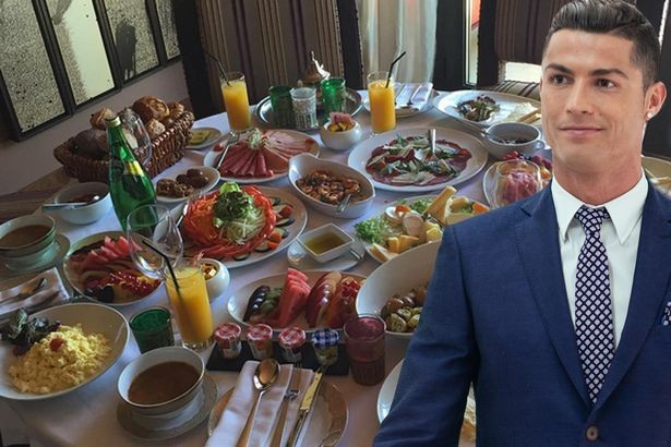 Ronaldo mở 'đại tiệc' khao đồng đội vì đoạt vé Euro 2016 Ronaldo mở tiệc đãi đồng đội.
