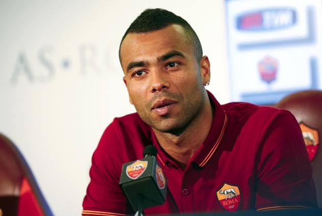 Dính bão chấn thương, Van Gaal đánh liều với... gã thất nghiệp M.U xem xét chiêu mộ Ashley Cole.