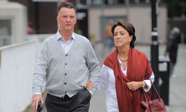 Van Gaal nghe lời vợ khuyên, định ngày rời M.U? Bà Truus muốn Van Gaal chia tay M.U vào cuối mùa giải.