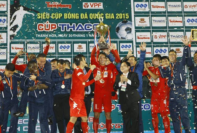 Anh Đức lập cú đúp, B.Bình Dương lần thứ 4 giành Siêu cúp B.Bình Dương nâng cao Siêu cúp 2015. Ảnh: Hồng Vĩnh.