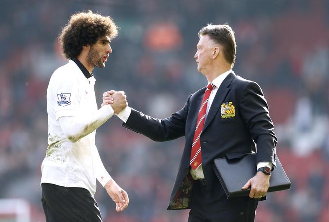 BẢN TIN Thể thao: Fellaini tố cầu thủ M.U 'phản bội' Van Gaal Fellaini tố với Van Gaal rằng ông đã bị các học trò phản bội.