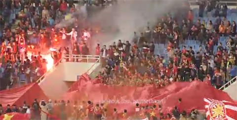 Bản tin Thể thao 19H: Tuyển Việt Nam có thể bị phạt Khu vực khán đài D sân Mỹ Đình xuất hiện tình trạng đốt pháo sáng.