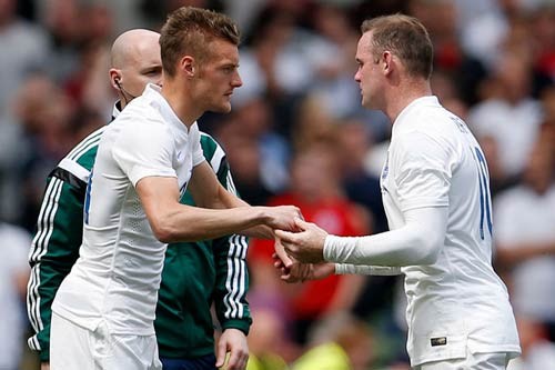 Vardy xác lập kỷ lục, Rooney run rẩy Vardy khiến Rooney lo mất vị trí ở ĐT Anh.