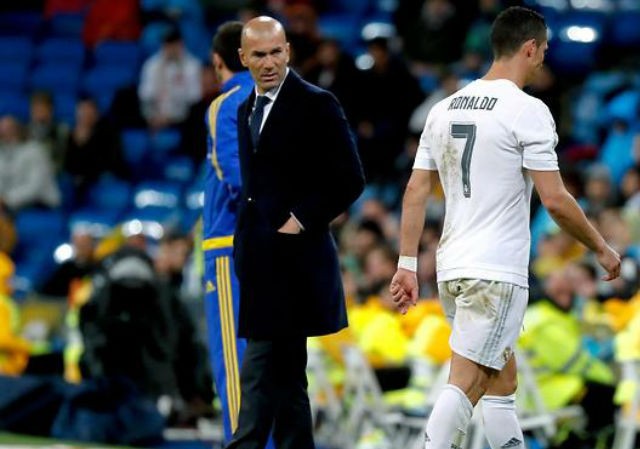Real mất 2 'chiến tướng', HLV Zidane lo sốt vó HLV Zidane lo lắng khi Ronaldo dính chấn thương.