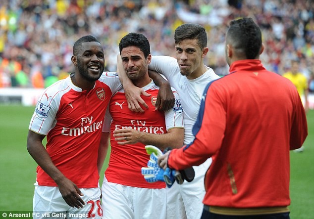 Lộ diện ngôi sao đầu tiên rời Arsenal trong hè 2016 Arteta rưng rưng nước mắt nói lời chia tay các CĐV Arsenal.