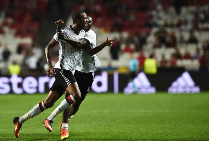Benfica mất 1 triệu euro vì 'cầu thủ bị ruồng bỏ' Anderson Talisca ăn mừng bàn thắng cho Besiktas.