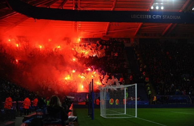 Leicester City đối mặt án phạt nặng sau màn lập kỷ lục Leicester City đối mặt án phạt vì để CĐV đốt pháo sáng trên khán đài.