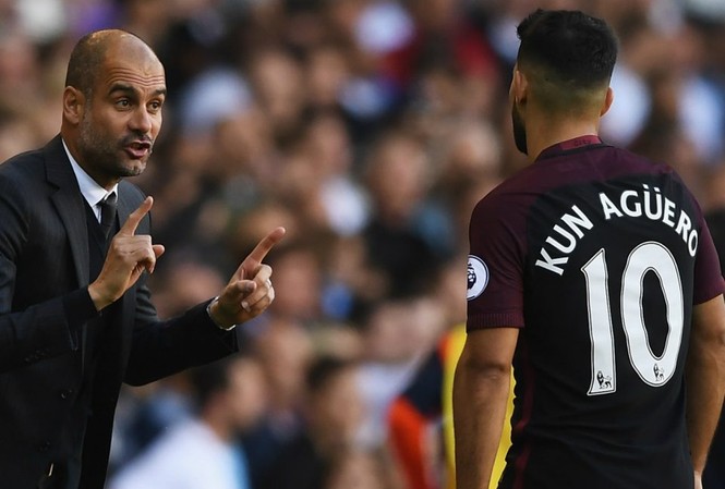 Man City lao dốc, HLV Guardiola vẫn 'ruỗng rẫy' Aguero Guardiola không hài lòng với Aguero.