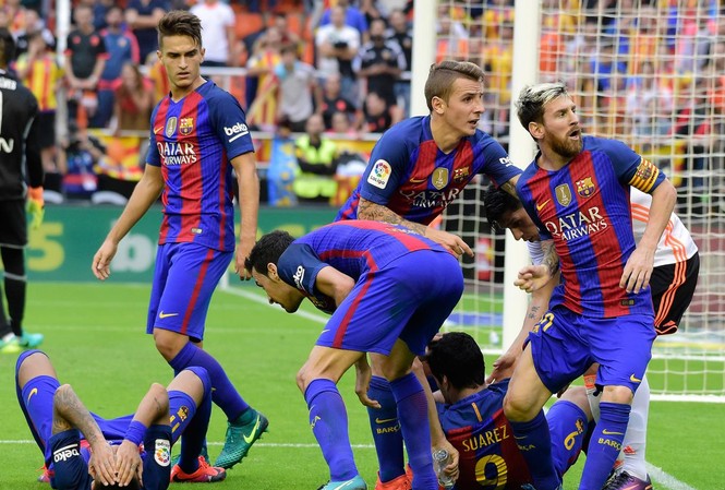 Liên đoàn bóng đá Tây Ban Nha trù dập Barcelona? Neymar ôm đầu sau khi lĩnh chai nước vào đầu.