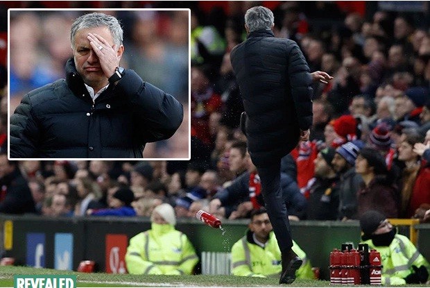 Hé lộ tình tiết vụ phạt Mourinho vụ đá chai nước FA phạt HLV Jose Mourinho vụ đá chai nước vì cho rằng nó có thể gây nguy hiểm cho mọi người.