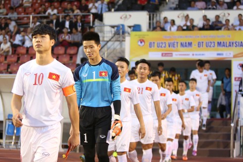 BẢN TIN Thể thao: Lộ lý do Công Phượng được trao băng đội trưởng Công Phượng mang băng đội trưởng dẫn dắt các đồng đội ra sân trong trận giao hữu với U23 Malaysia hôm qua, 7/2. Ảnh: Vnexpress