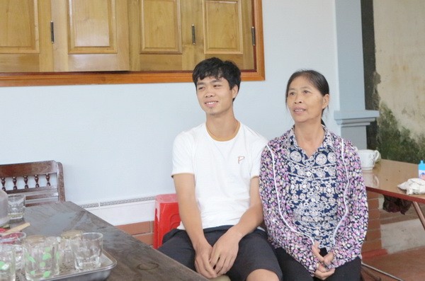 Bản tin Thể thao: Bố mẹ bỏ cơm vì Công Phượng Cộng Phượng và mẹ.