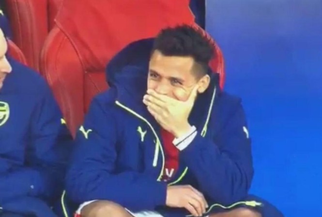 Alexis Sanchez cười vui vẻ khi Arsenal thảm bại Alexis Sanchez cười vui vẻ khi Arsenal thảm bại.