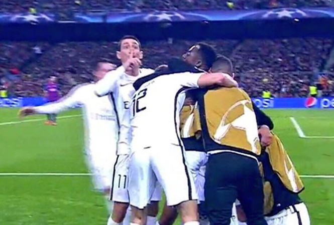 Di Maria chọc tức CĐV Barcelona ngay tại Nou Camp Di Maria chọc tức CĐV Barcelona ngay tại Nou Camp.