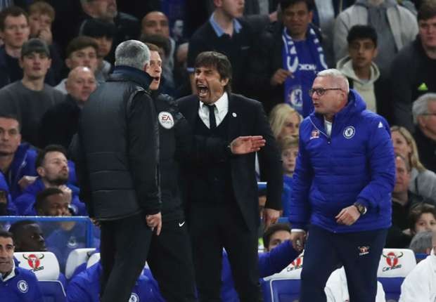 HLV Conte tố cầu thủ M.U 'bỏ bóng, đá người' HLV Conte tranh cãi với HLV Mourinho.