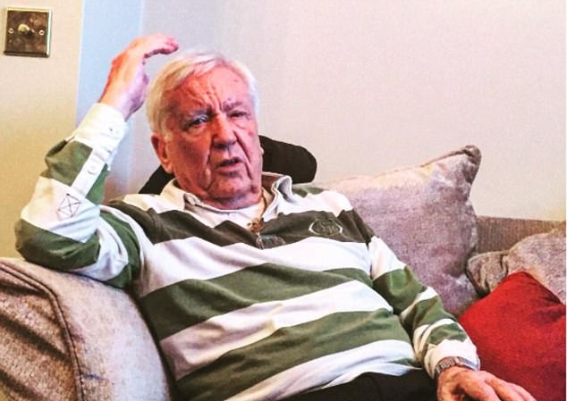 Bản tin Thể thao: M.U sa thải bạn thân của Sir Alex Ferguson Vince Miller đã bị M.U sa thải.