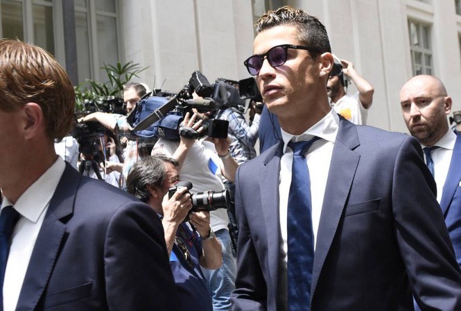 Bản tin Thể thao: Ronaldo sẽ bị tù 5 năm vì trốn thuế? Cristiano Ronaldo đối mặt án tù 5 năm.