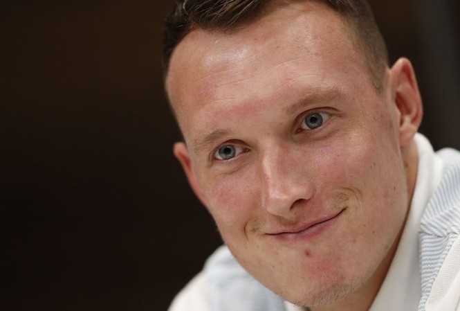 Trung vệ M.U nhận phán quyết cuối cùng từ UEFA UEFA không nương nhẹ cho Phil Jones.