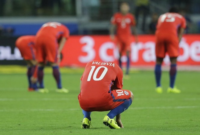 Sốc trước lý do Chile thảm bại 0-3 trước Brazil Các cầu thủ Chile thất vọng khi phải làm khán giả tại VCK World Cup 2018.