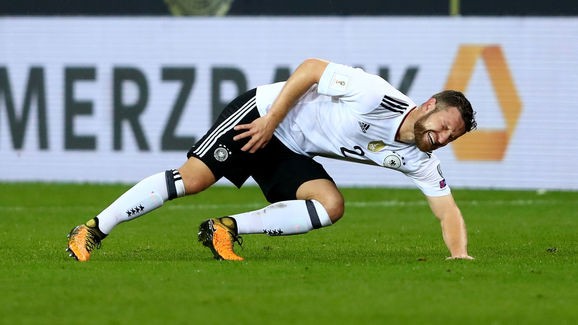 'Virus FIFA' quét qua, HLV Wenger đau đầu về nhân sự Shkodran Mustafi dính chấn thương rất nặng.