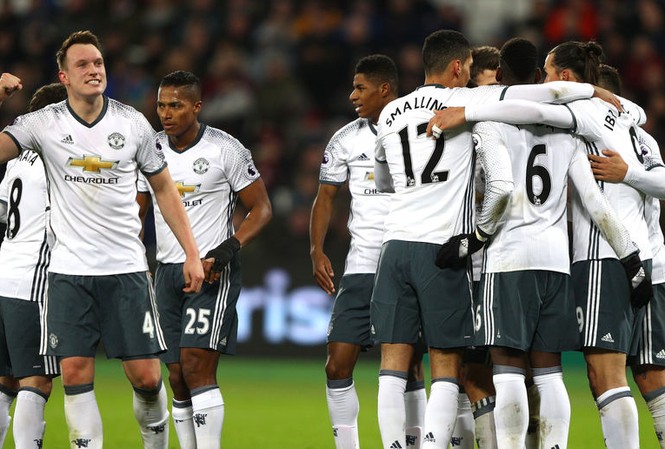M.U lại sắp thưởng lớn cho “công thần” Phil Jones chuẩn bị được M.U gia hạn.