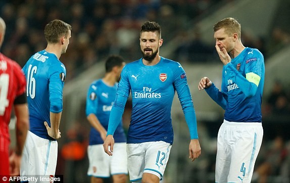 Debuchy mắc lỗi, Arsenal thua muối mặt ở Europa League Nỗi thất vọng của các cầu thủ Arsenal.