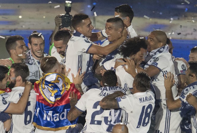 Real nhận thưởng “khủng” sau khi lập kỳ tích Các cầu thủ Real Madrid vừa chính thức nhận thưởng từ lãnh đạo CLB.