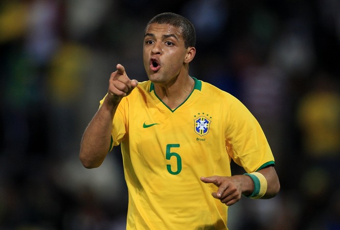 Đội bóng Indonesia 'săn' cựu tuyển thủ Brazil, sẵn sàng đấu SLNA Felipe Melo từng 22 lần khoác áo ĐT Brazil.