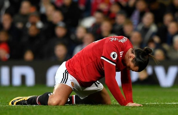 Vì sao Mourinho gạt lệ 'trảm' Ibrahimovic giữa trận tiền? Zlatan Ibrahimovic chơi mờ nhạt trước Burnley.