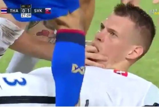 'Messi Thái' xin lỗi vì cú đá suýt 'đoạt mạng' cựu ngôi sao Liverpool Martin Skrtel chút nữa đã cắn lưỡi trong vô thức.