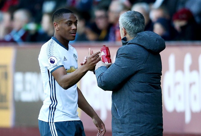 HLV Mourinho bất ngờ lên tiếng về tương lai của Martial HLV Mourinho đảm bảo tương lai cho Anthony Martial.