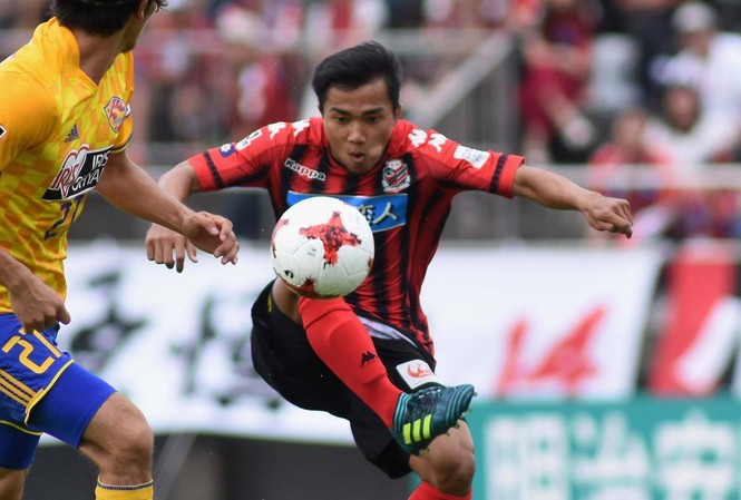 CLB Nhật Bản dùng 1,6 triệu USD giữ chân 'Messi Thái Lan' Chanathip Songkrasin thi đấu ấn tượng trong màu áo CLB Consadole Sapporo.