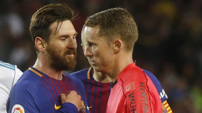 Hậu El Clasico, Ramos tố Messi gây sức ép với trọng tài Messi tranh cãi với trọng tài.
