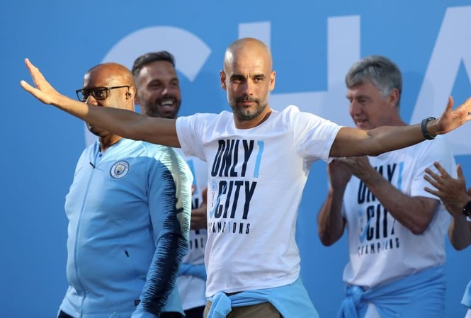 Pep Guardiola phấn khích khi gia hạn hợp đồng với Man City HLV Guardiola chính thức gia hạn với Man City.