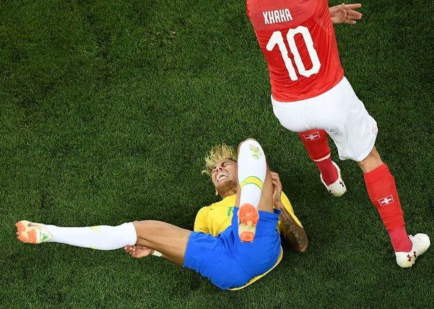 Tuyển Brazil 'cất' Neymar ở trận gặp Costa Rica? Neymar liên tục bị các cầu thủ Thụy Sĩ phạm lỗi.