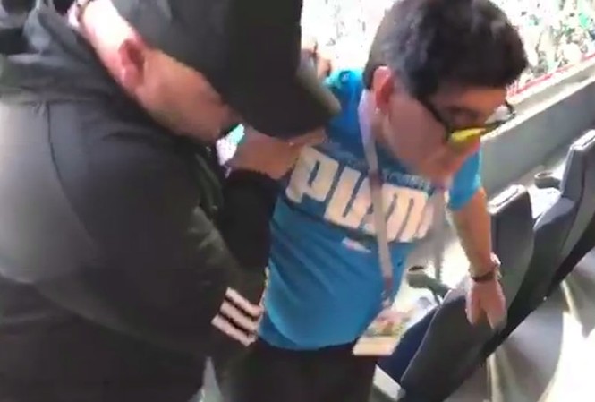 Maradona bị đột quỵ khi chứng kiến Argentina thắng nghẹt thở? Diego Maradona phải nhờ vệ sĩ dìu khỏi SVĐ.
