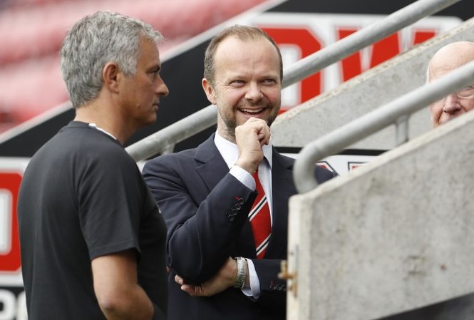 Vì sao HLV Mourinho bị cấm mua hậu vệ trái? Phó chủ tịch Ed Woodward yêu cầu HLV Jose Mourinho ngừng kế hoạch lôi kéo Alex Sandro.