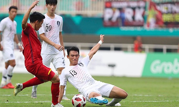 Olympic Việt Nam lỡ hẹn với chung kết ASIAD Pha tranh chấp bóng giữa cầu thủ Olympic Việt Nam vs Olympic Hàn Quốc.