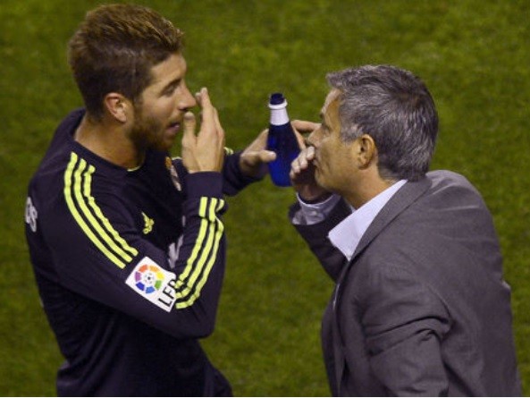 Ramos quyết cản đường Mourinho tái duyên với Real Sergio Ramos có mối quan hệ không tốt với HLV Mourinho.